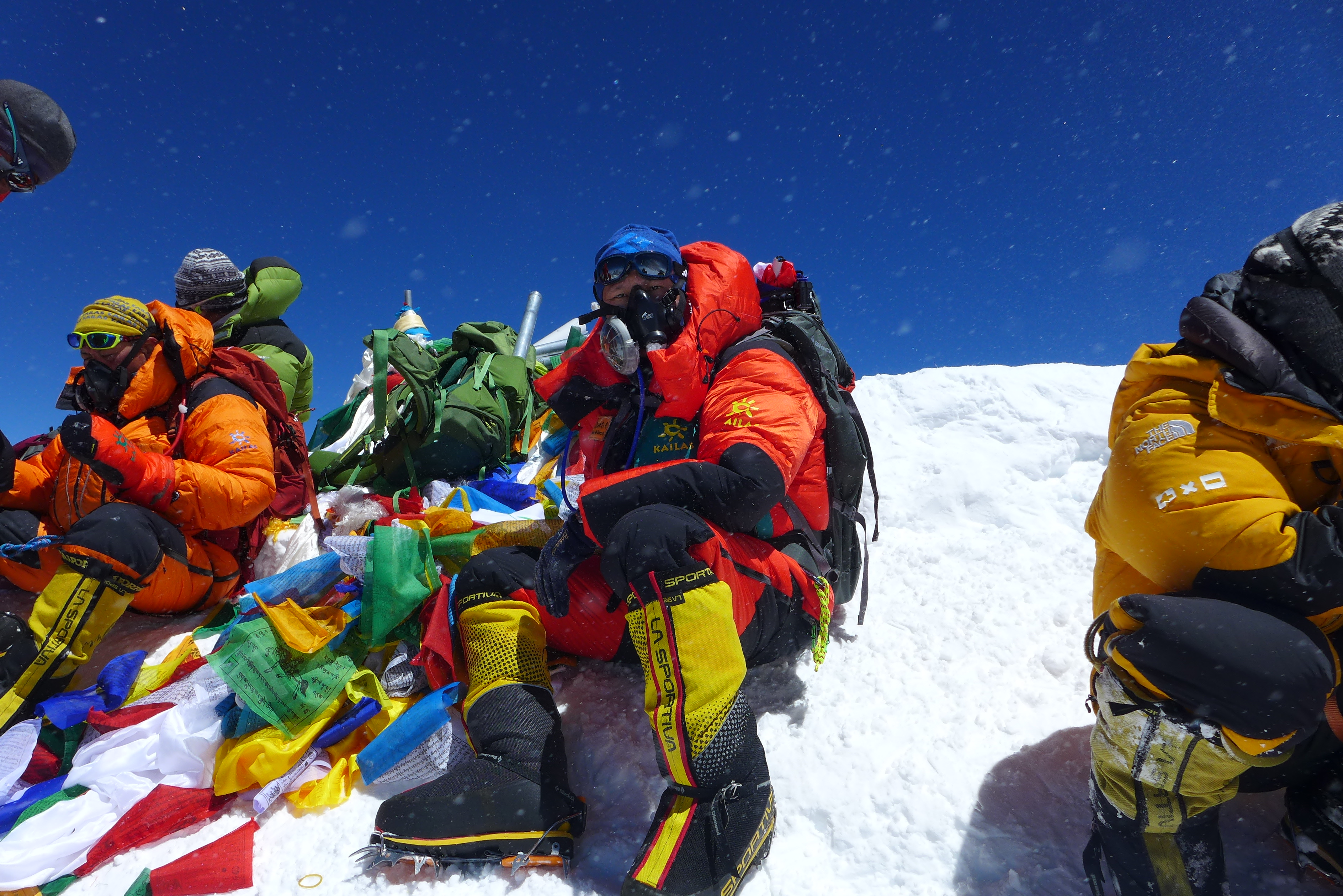 祝贺我校94级水工专业校友李春来成功登顶世界第一高峰——珠穆朗玛峰